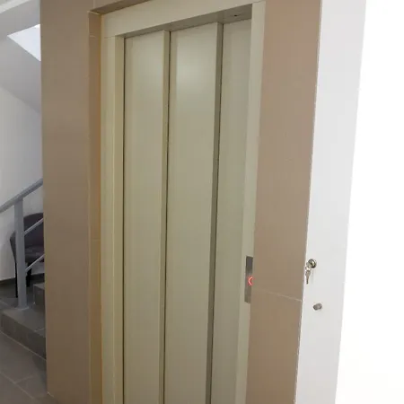 By Petit Apartment *